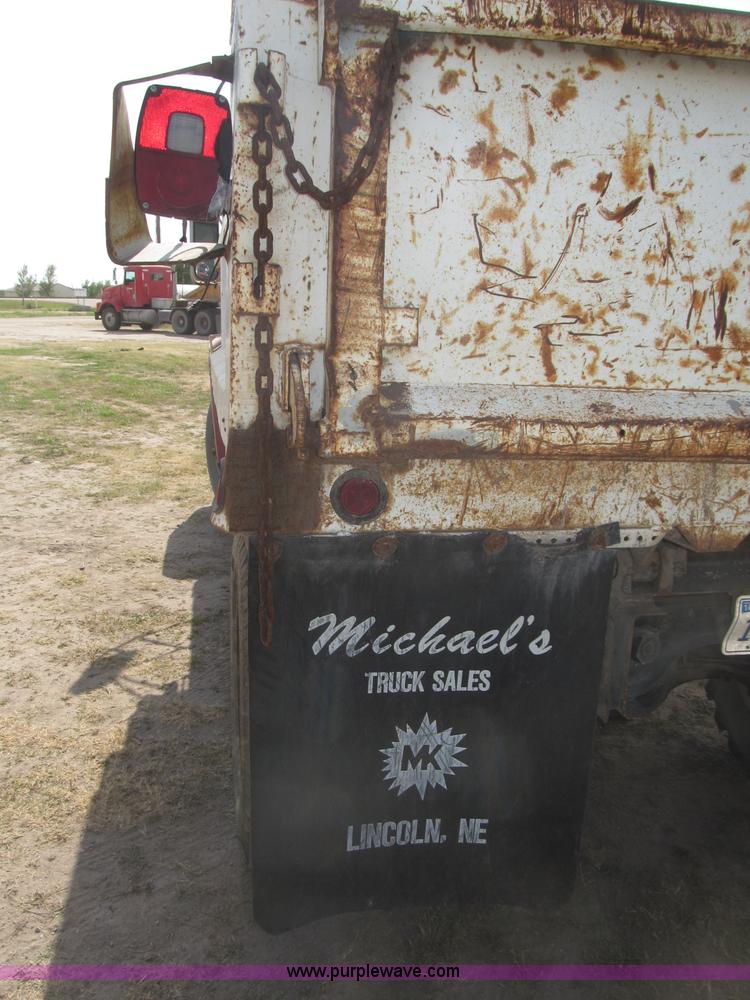 image for item B5207 1986 Ford F600 dump truck