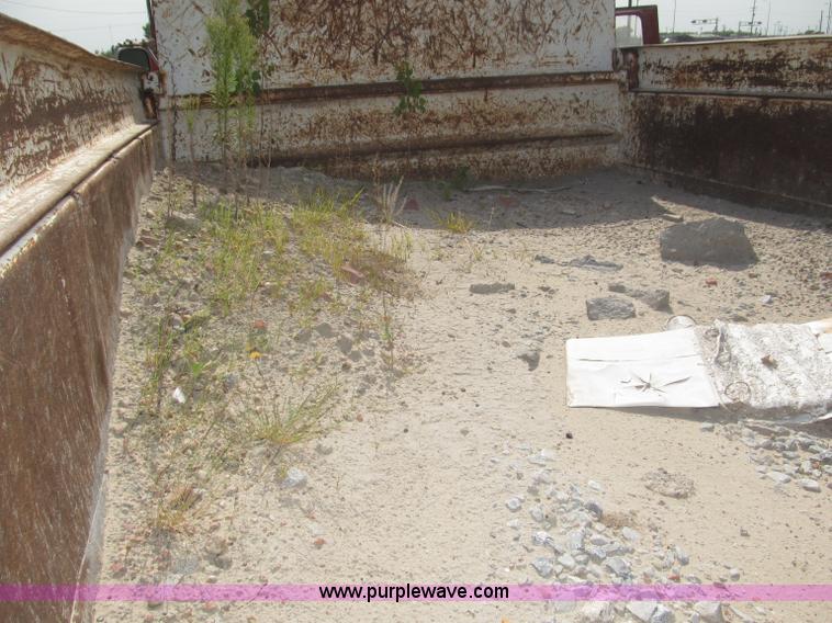 image for item B5207 1986 Ford F600 dump truck