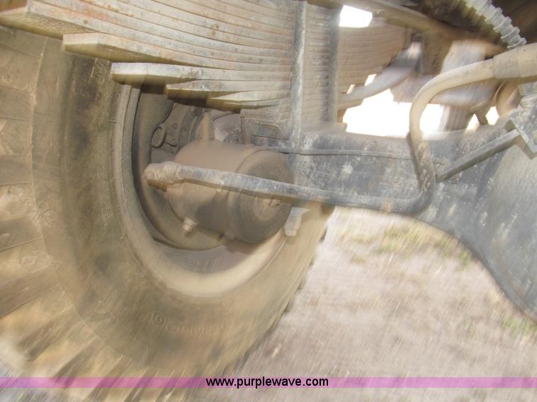 image for item B5207 1986 Ford F600 dump truck