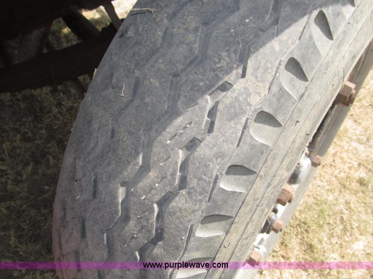 image for item B5207 1986 Ford F600 dump truck