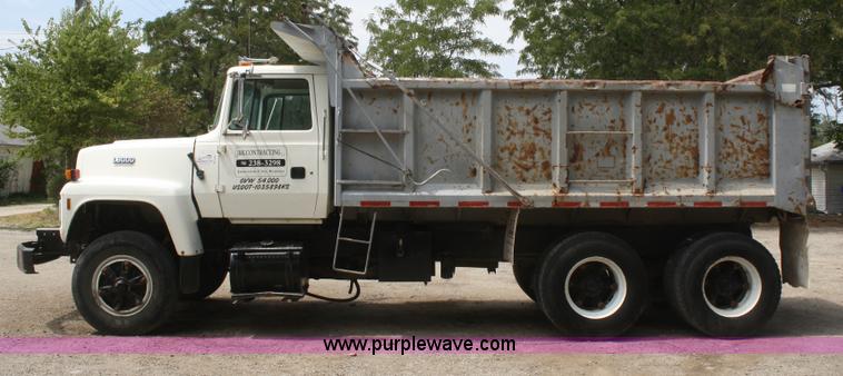 image for item B6968 1994 Ford LT8000 dump truck