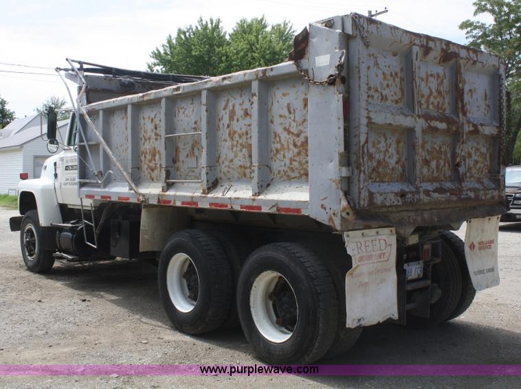 image for item B6968 1994 Ford LT8000 dump truck