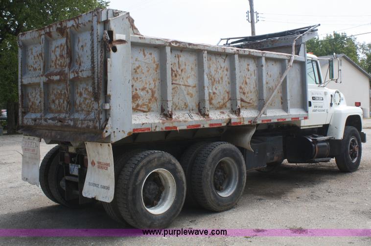 image for item B6968 1994 Ford LT8000 dump truck