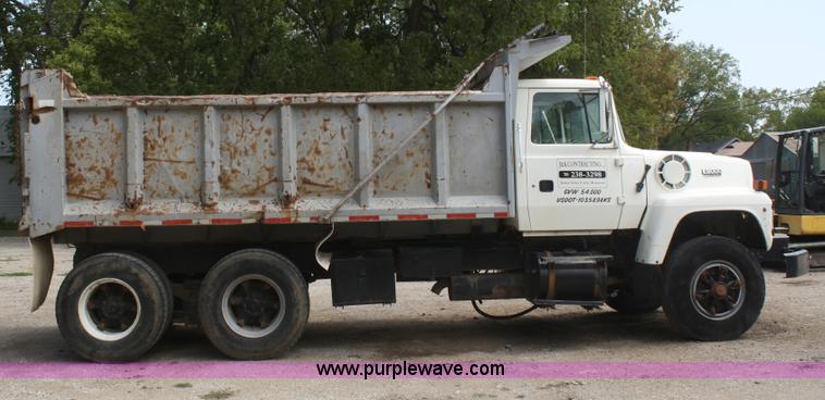 image for item B6968 1994 Ford LT8000 dump truck