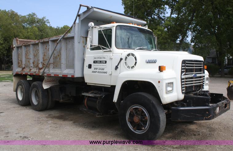 image for item B6968 1994 Ford LT8000 dump truck