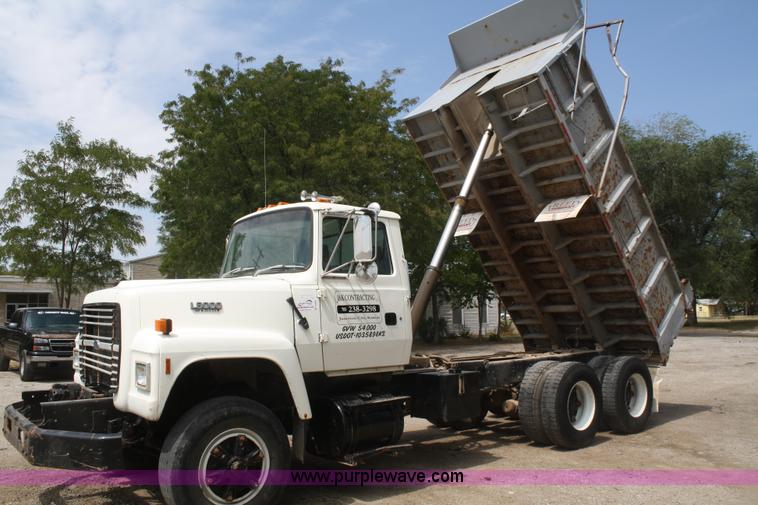 image for item B6968 1994 Ford LT8000 dump truck