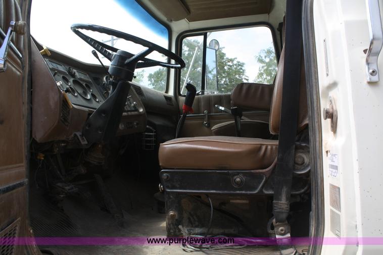 image for item B6968 1994 Ford LT8000 dump truck