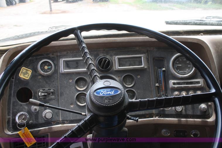 image for item B6968 1994 Ford LT8000 dump truck