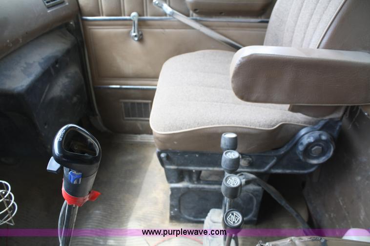 image for item B6968 1994 Ford LT8000 dump truck