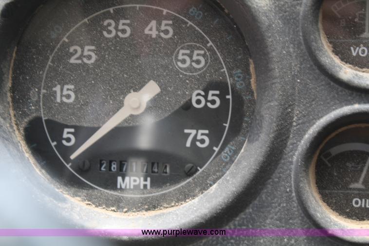 image for item B6968 1994 Ford LT8000 dump truck