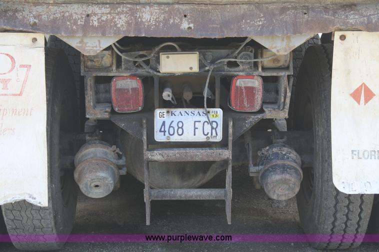 image for item B6968 1994 Ford LT8000 dump truck