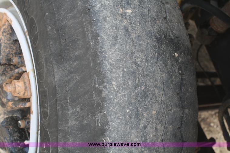 image for item B6968 1994 Ford LT8000 dump truck