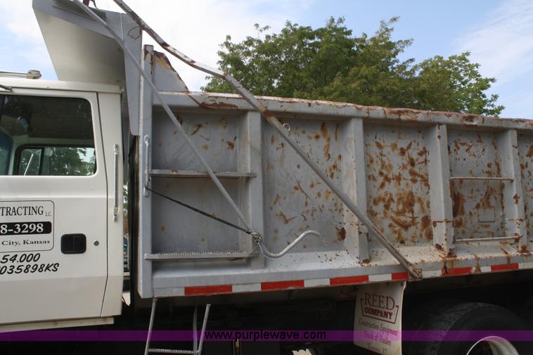 image for item B6968 1994 Ford LT8000 dump truck