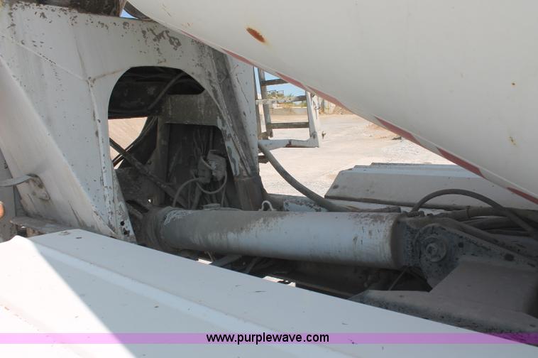 image for item C2754 1999 Sterling L9511 cement mixer truck