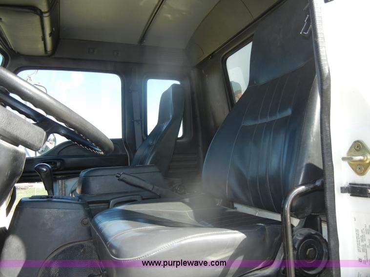 image for item D4602 1997 GMC T6500 box truck