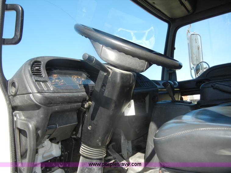 image for item D4602 1997 GMC T6500 box truck