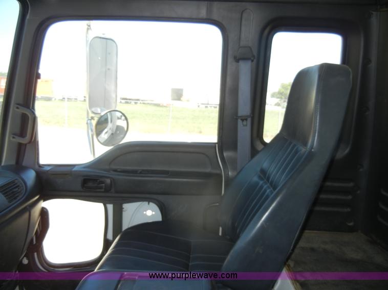 image for item D4602 1997 GMC T6500 box truck