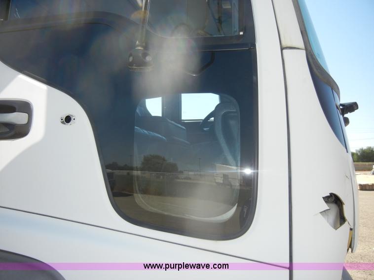 image for item D4602 1997 GMC T6500 box truck