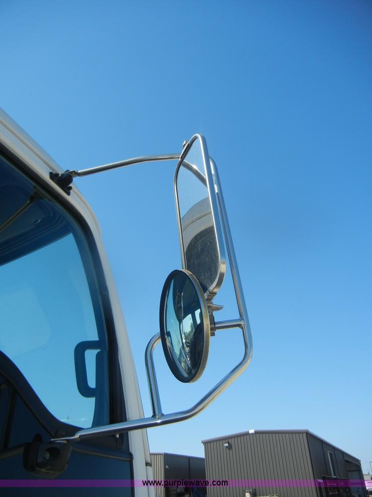 image for item D4602 1997 GMC T6500 box truck