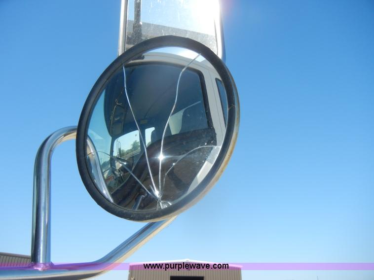 image for item D4602 1997 GMC T6500 box truck