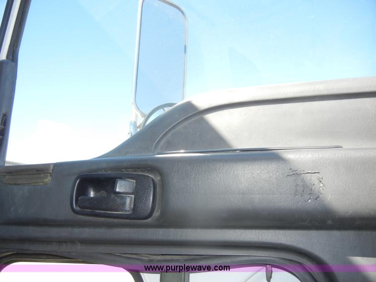 image for item D4602 1997 GMC T6500 box truck