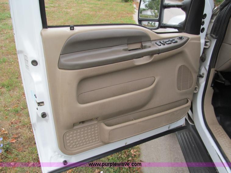 image for item E2006 2002 Ford F550 XLT Super Duty crew cab pickup truck cab and chassis