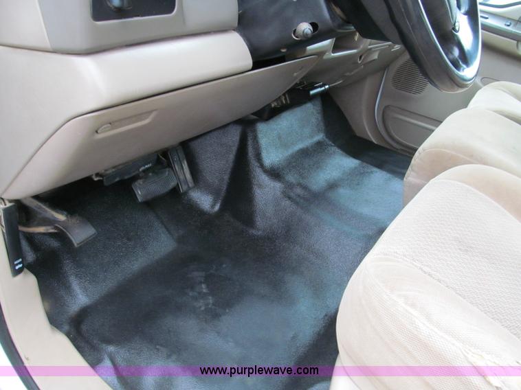 image for item E2006 2002 Ford F550 XLT Super Duty crew cab pickup truck cab and chassis