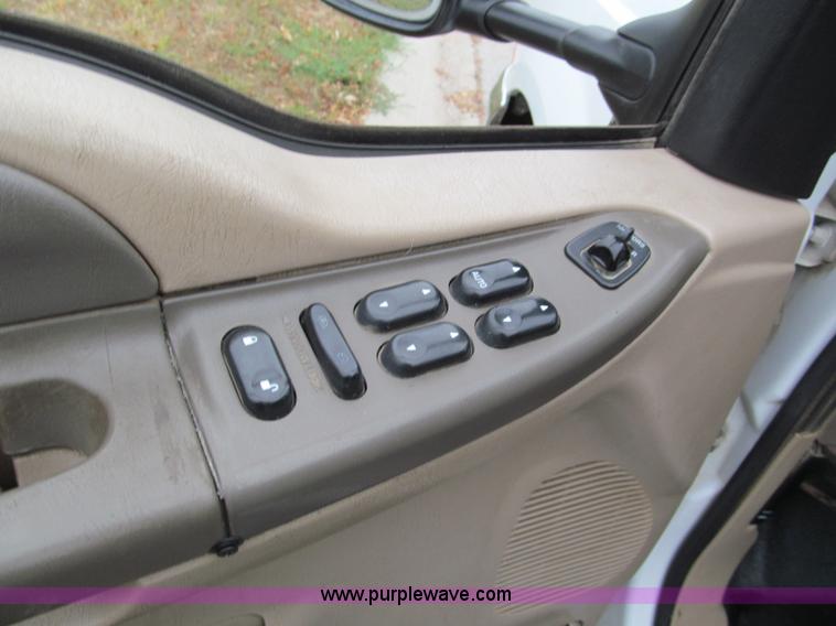 image for item E2006 2002 Ford F550 XLT Super Duty crew cab pickup truck cab and chassis