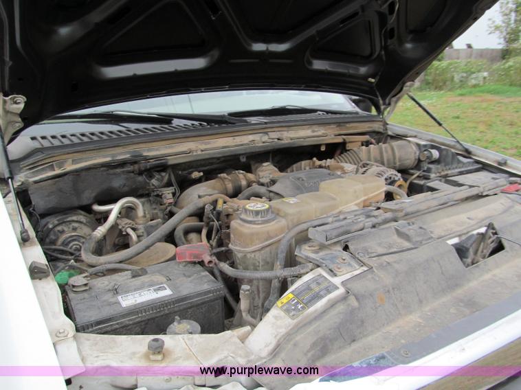 image for item E2006 2002 Ford F550 XLT Super Duty crew cab pickup truck cab and chassis