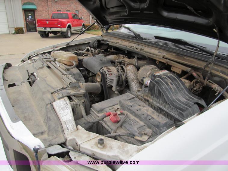 image for item E2006 2002 Ford F550 XLT Super Duty crew cab pickup truck cab and chassis