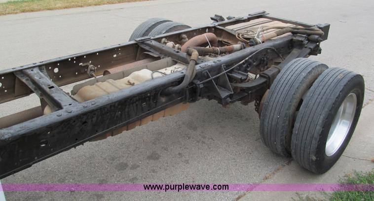 image for item E2006 2002 Ford F550 XLT Super Duty crew cab pickup truck cab and chassis