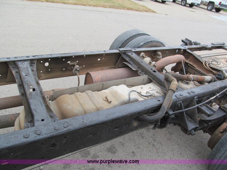 image for item E2006 2002 Ford F550 XLT Super Duty crew cab pickup truck cab and chassis