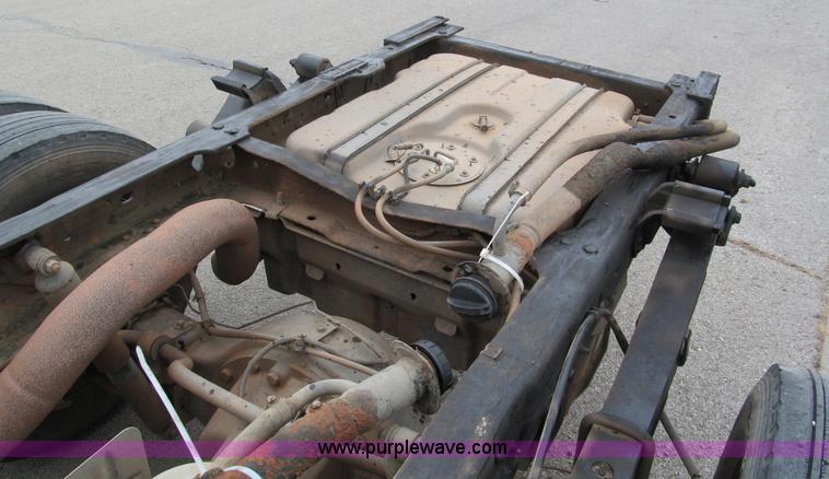 image for item E2006 2002 Ford F550 XLT Super Duty crew cab pickup truck cab and chassis