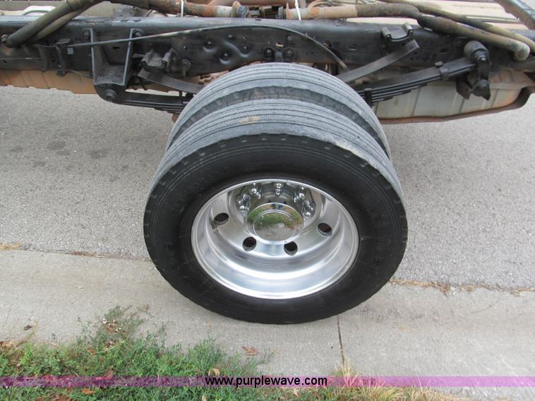 image for item E2006 2002 Ford F550 XLT Super Duty crew cab pickup truck cab and chassis