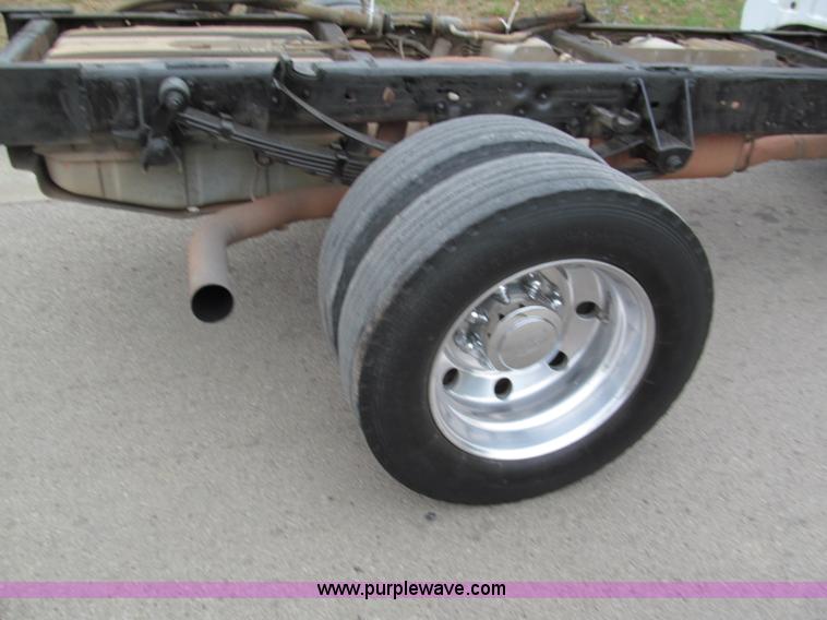 image for item E2006 2002 Ford F550 XLT Super Duty crew cab pickup truck cab and chassis