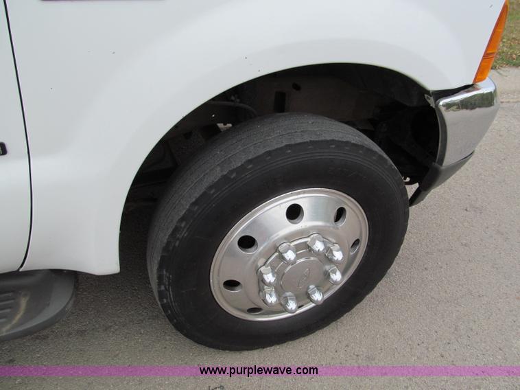 image for item E2006 2002 Ford F550 XLT Super Duty crew cab pickup truck cab and chassis
