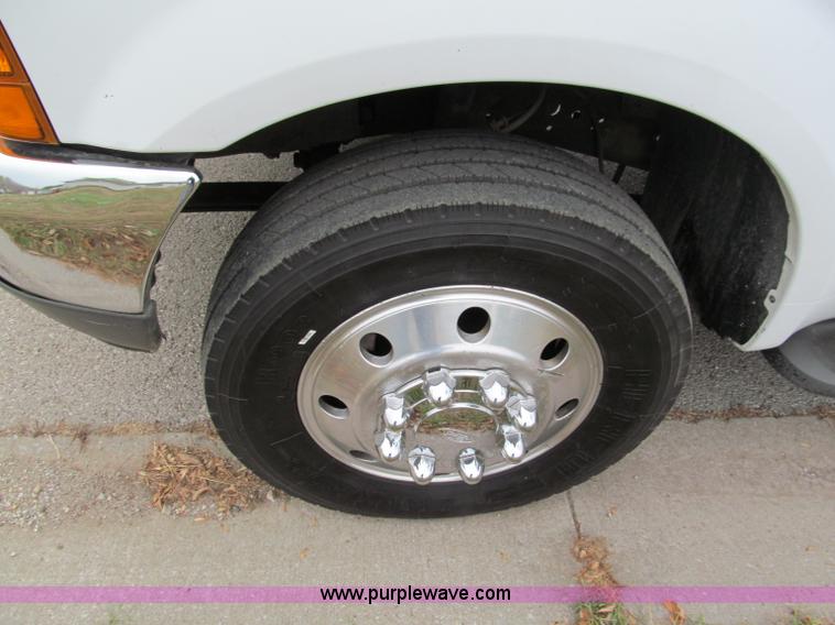 image for item E2006 2002 Ford F550 XLT Super Duty crew cab pickup truck cab and chassis