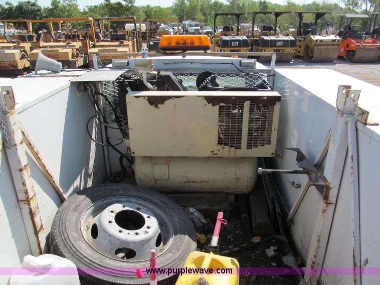 image for item E2036 2000 Ford F550 service truck