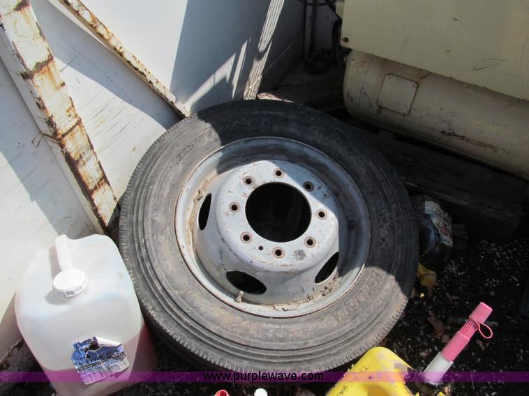 image for item E2036 2000 Ford F550 service truck