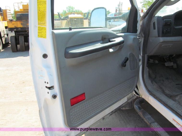 image for item E2037 2006 Ford service truck