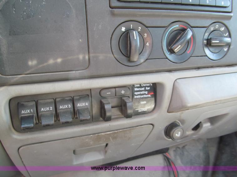 image for item E2037 2006 Ford service truck