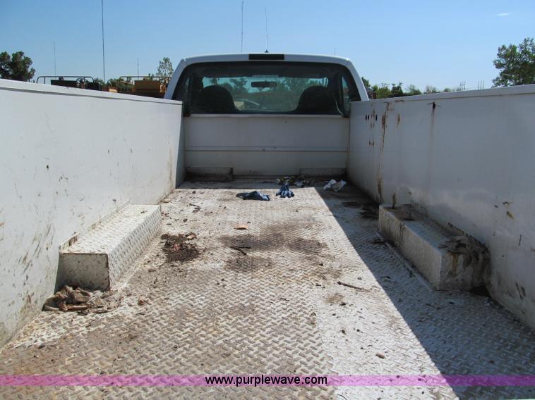 image for item E2037 2006 Ford service truck