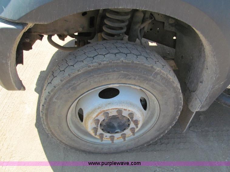 image for item E2037 2006 Ford service truck