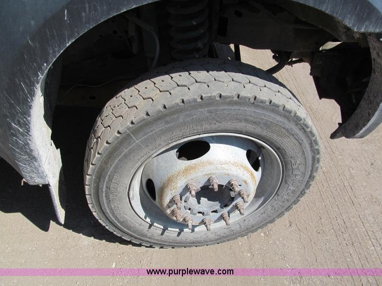 image for item E2037 2006 Ford service truck