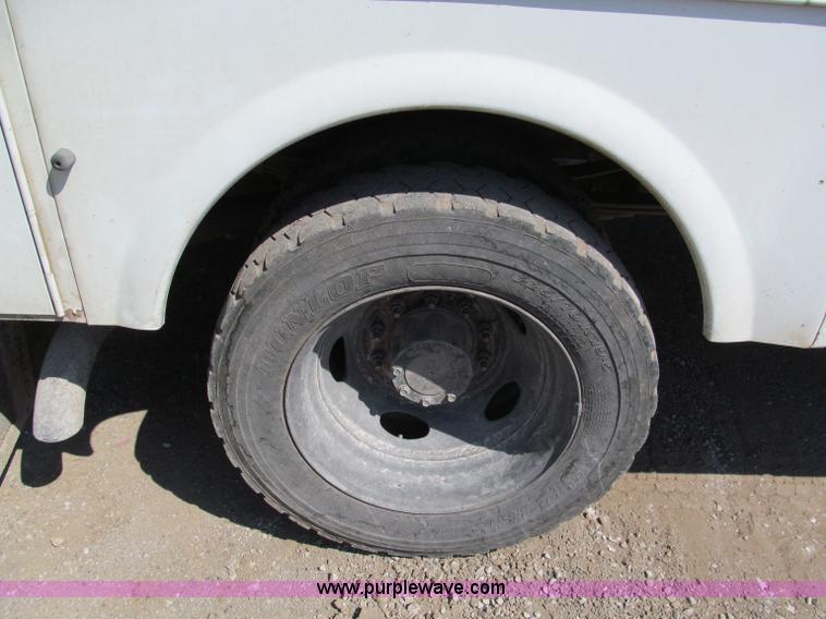 image for item E2037 2006 Ford service truck