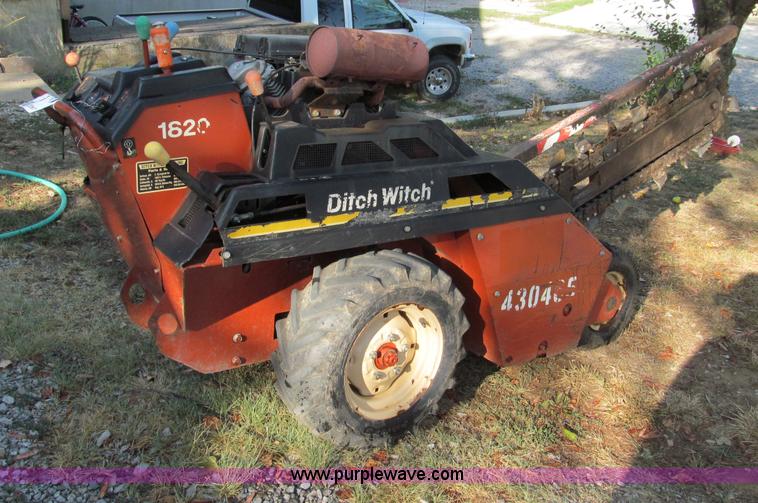image for item E2067 2002 Ditch Witch 1820H trencher