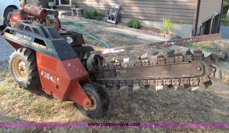 image for item E2067 2002 Ditch Witch 1820H trencher