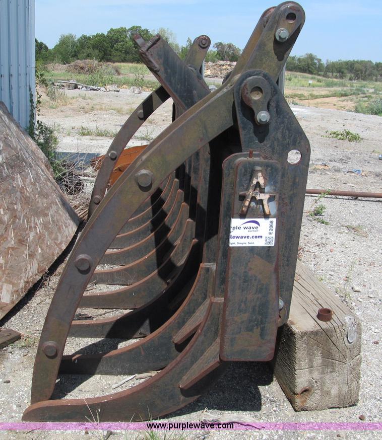 image for item E2068 Caterpillar 950 grapple bucket