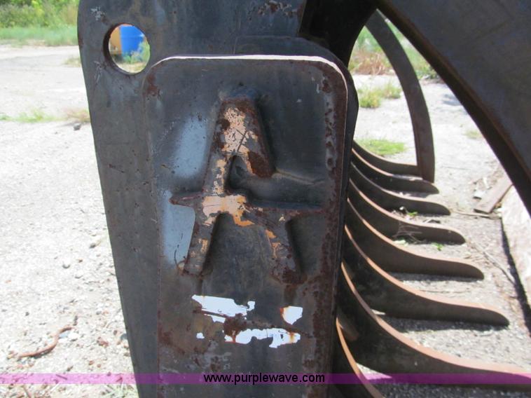 image for item E2068 Caterpillar 950 grapple bucket