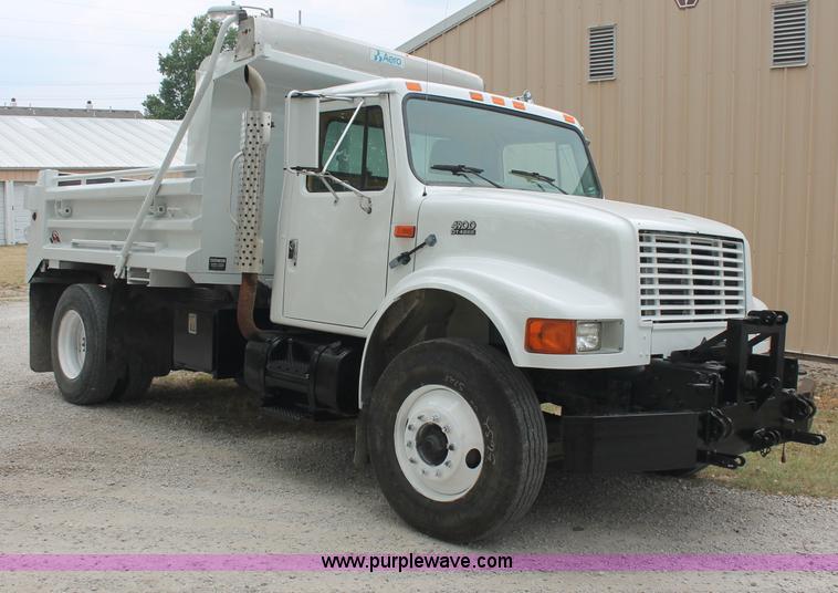 image for item E2069 2000 International 4900 dump truck